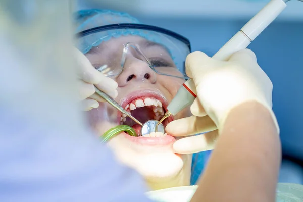 Une Fille Rendez Vous Chez Dentiste Inspection Cavité Buccale Des — Photo