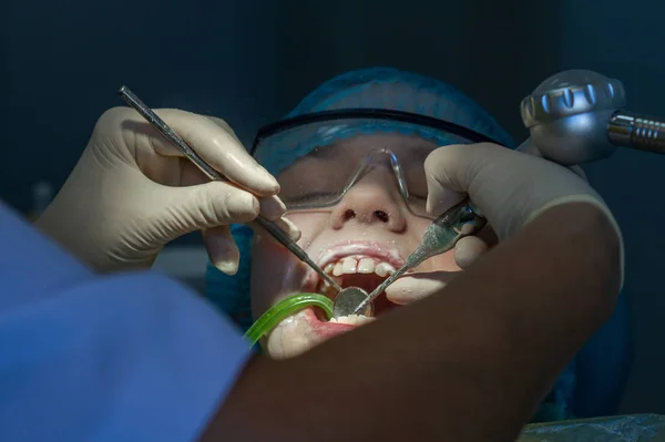 Une Fille Rendez Vous Chez Dentiste Inspection Cavité Buccale Des — Photo