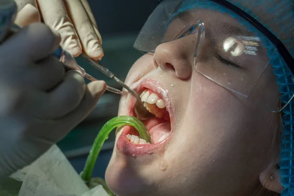 Une Fille Rendez Vous Chez Dentiste Inspection Cavité Buccale Des — Photo