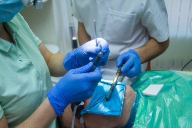 Doktor hasta ile ameliyathanede.