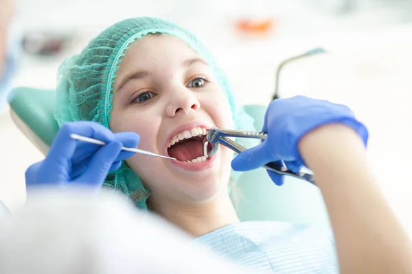 Uma Rapariga Consulta Dentista Inspeção Cavidade Oral Dentes Uma Criança — Fotografia de Stock