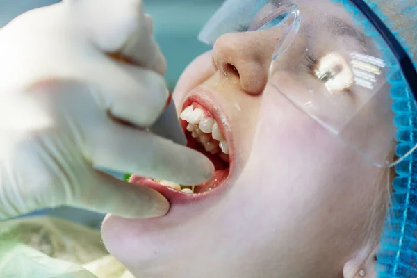 Une Fille Rendez Vous Chez Dentiste Inspection Cavité Buccale Des — Photo