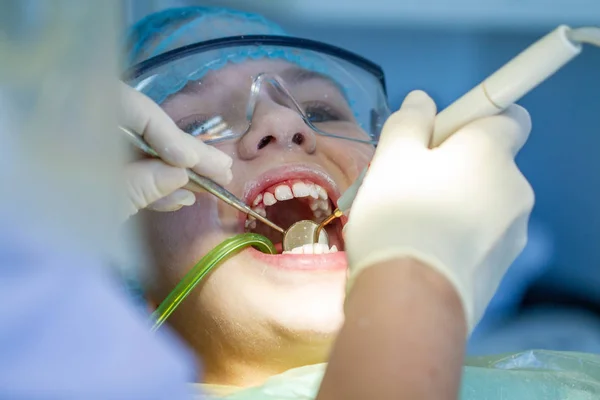 Una Ragazza All Appuntamento Dal Dentista Ispezione Della Cavità Orale — Foto Stock