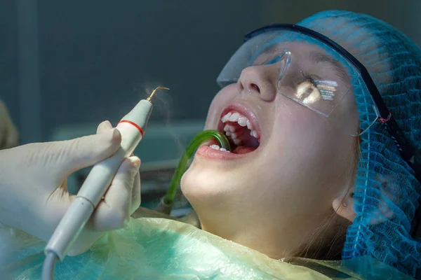 Dişçi Randevusundaki Kız Bir Çocuktaki Ağız Boşluğu Dişler Inceleniyor — Stok fotoğraf