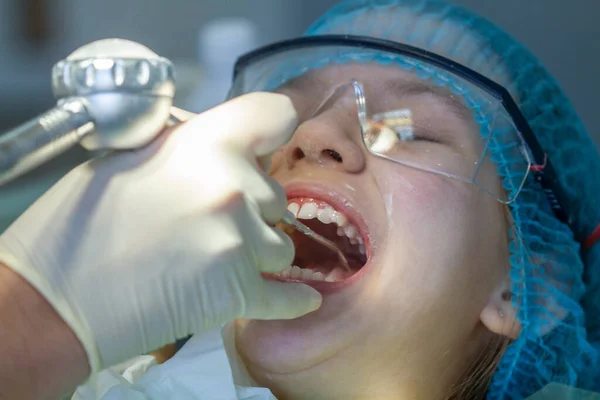 Une Fille Rendez Vous Chez Dentiste Inspection Cavité Buccale Des — Photo