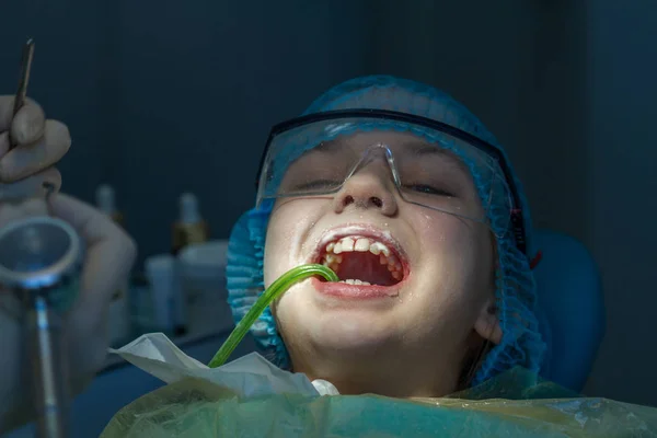 Una Ragazza All Appuntamento Dal Dentista Ispezione Della Cavità Orale — Foto Stock