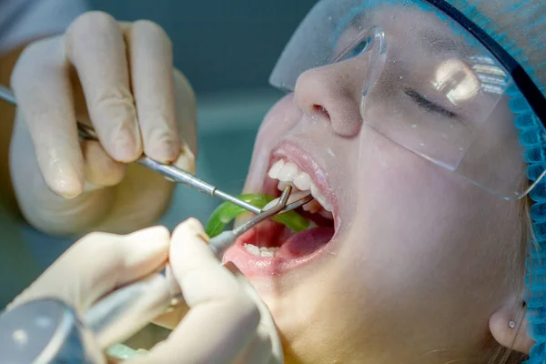 Une Fille Rendez Vous Chez Dentiste Inspection Cavité Buccale Des — Photo