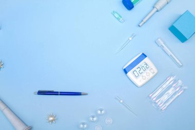 Koronavirüs için teşhis aletleri. Roman Coronavirus SARS-CoV-2, fotokopi-uzay metin yeri olan modaya uygun bir daire. Nükleik asit testi, enfeksiyon, tüpler, hasta örnekleri..