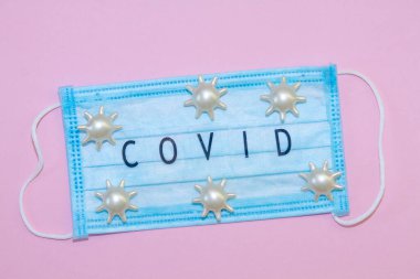 Koruyucu mavi maskenin üzerindeki yazı Covid, karantina sırasında - covid-2019, cov-19, coronavirus.