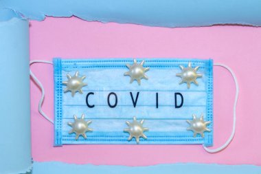 Koruyucu mavi maskenin üzerindeki yazı Covid, karantina sırasında - covid-2019, cov-19, coronavirus.