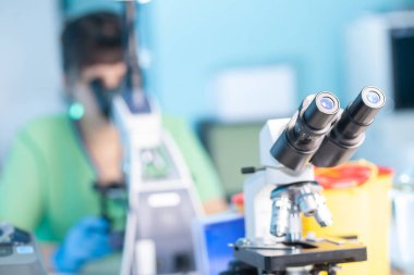 Engelli bir çocuğun günlük hayatı. Down sendromlu bir çocuk köpeklerle oynar. Kromozom ve genetik bozukluk.. 