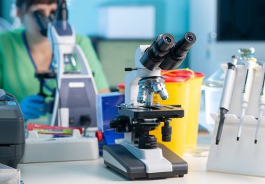 Engelli bir çocuğun günlük hayatı. Down sendromlu bir çocuk köpeklerle oynar. Kromozom ve genetik bozukluk.. 