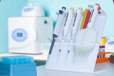 Otomatik yüksek çözünürlüklü histoloji boyama cihazı ve otomatik pipetler. Tıbbi test laboratuarı. Yeni koronavirüs, kanser, virüs ve bakteri patolojileri için laboratuvar analizi araçları.