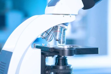 Sağlık görevlileri için araştırma laboratuarı, histoloji veya histoloji eğitim sınıfında göz, objektif ve slayt cam veya florasan mikroskoba yakından bakın. Test laboratuarı, patolojinin biyopsi taraması..