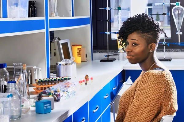 Afrikaanse Vrouwelijke Wetenschapper Medische Afgestudeerde Student Casual Wear Werkt Modern — Stockfoto