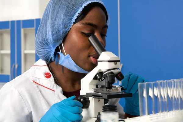 Estudante Medicina Africana Cientista Mulher Vestido Branco Proteção Chapéu Plástico — Fotografia de Stock