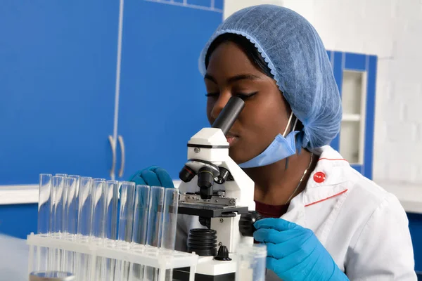 Jovem Africano Tecnologia Cientista Protetora Casaco Branco Chapéu Luvas Máscara — Fotografia de Stock