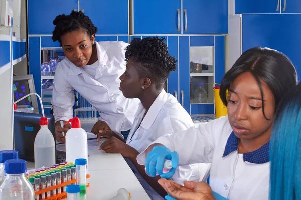Молодые Африканские Женщины Ученые Медтехник Медицинские Аспиранты Позитивные Энергичные Женщины — стоковое фото