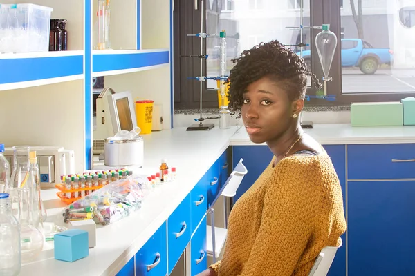 Jeune Femme Africaine Technicienne Scientifique Verse Une Solution Tampon Bouteille — Photo