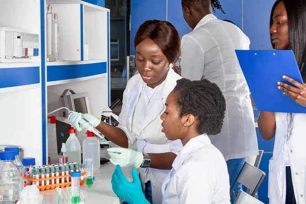 Testanläggning Unga Afrikanska Kvinnliga Forskare Eller Medicinska Studenter Positiva Unga — Stockfoto