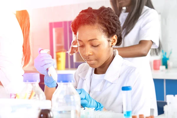 Estudantes Medicina Africana Jovens Graduadas Laboratório Pesquisa Laboratório Testes Médicos — Fotografia de Stock