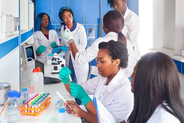 Medici Femminili Africani Scienziati Medtech Camice Bianco Guanti Fanno Test — Foto Stock