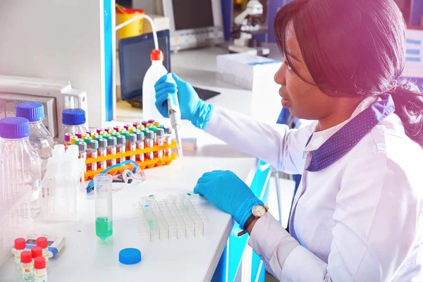 Jovem Tecnologia Africana Cientista Óculos Proteção Trabalha Com Amostras Sangue — Fotografia de Stock