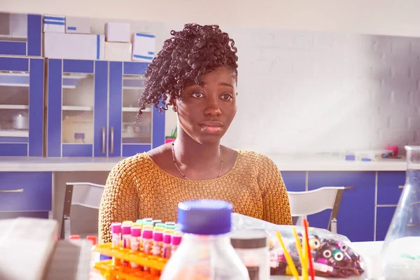 Junge Afrikanische Technikerinnen Oder Wissenschaftlerinnen Schutzbrillen Arbeiten Testlabor Mit Medizinischen — Stockfoto