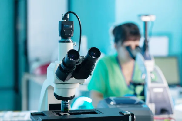 기술은 실험실 조직학 병리학에서 현미경을 사용하여 일한다 코로나 바이러스에 대항하기 — 스톡 사진