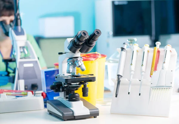Otomatik pipetler, kadın araştırmacı profesyonel. Mikroskop ile araştırma laboratuarında, test laboratuvarında çalış. Histoloji, histopatoloji, hastaların kanser biyopsisi, covid-19.