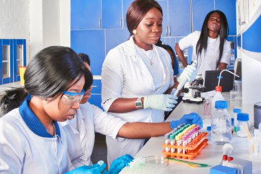 Afrikalı tıp öğrencileri, Covid-19 'a neden olan antikorlar için kan örneklerini test ediyor. Hastane laboratuvarında çalışan genç bilim adamlarından oluşan bir ekip hastalık salgınıyla mücadele ediyor..