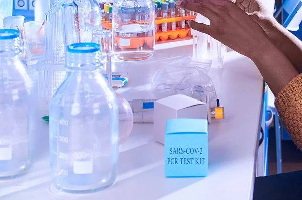 アフリカの女性科学者 医学または大学院生は 患者から抽出された核酸サンプルを現代の実験室で動作し Sarsの存在のための血液Cov 2新しいコロナウイルス — ストック写真