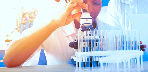 Une Jeune Scientifique Médecin Technicienne Africaine Intelligente Évalue Des Échantillons — Photo