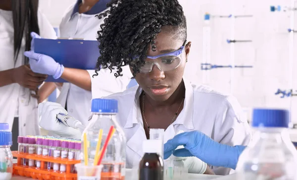Female African Medical Students Research Laboratory Medical Test Lab Making — Stock Photo, Image