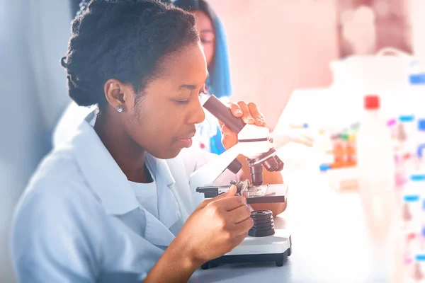 Jovem Cientista Médica Técnica Africana Inteligente Avalia Amostras Pacientes Através — Fotografia de Stock