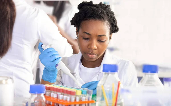 Estudantes Medicina Africana Laboratório Pesquisa Laboratório Testes Médicos Fazendo Vários — Fotografia de Stock