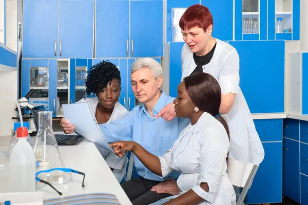 Caucasian Senior Researchers Junior African Students Discussing Results Laboratory Multicultural — Stock Photo, Image