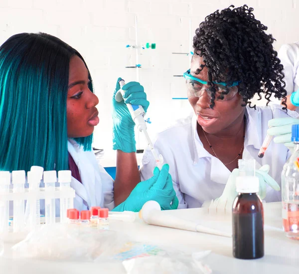 Testing Facility Young African Female Scientists Medical Students Positive Energetic — Stock Photo, Image