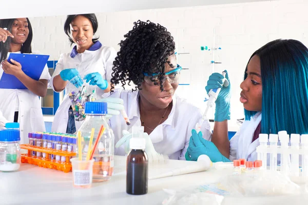 Испытательный Центр Молодые Африканские Женщины Ученые Студенты Медики Позитивные Энергичные — стоковое фото
