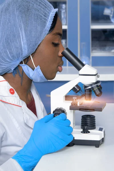 Afrykanka Studentka Medycyny Kobieta Naukowiec Ochronnej Białej Sukni Plastikowej Czapce — Zdjęcie stockowe