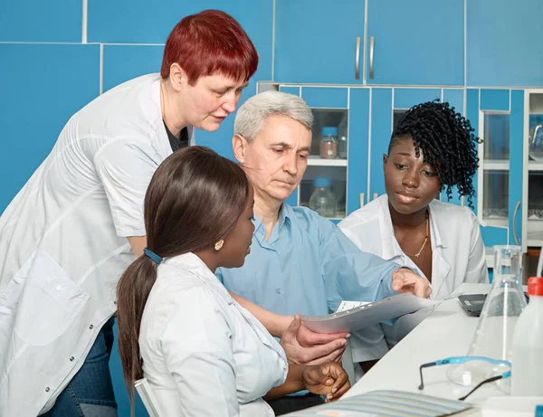 Equipe Multicultural Cientistas Médicos Laboratório Testes Hospital Discutindo Sistemas Teste — Fotografia de Stock