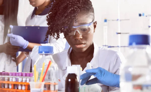 Female African Medical Students Research Laboratory Medical Test Lab Making — Stock Photo, Image