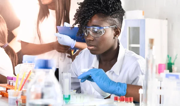 Female African Medical Students Young Graduates Research Laboratory Medical Test — Stock Photo, Image