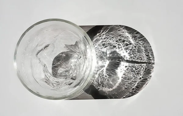 Ombra Bicchiere Una Superficie Bianca Finezza Selettiva Sfocatura Speciale Bello — Foto Stock