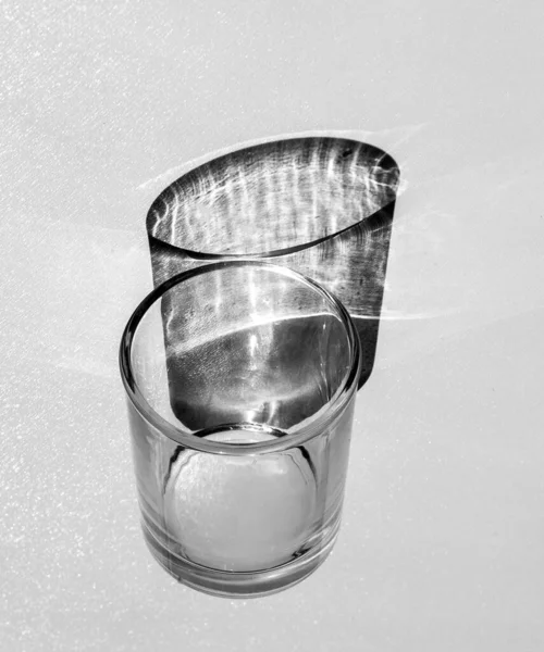 Ombre Verre Sur Une Surface Blanche Netteté Sélective Flou Spécial — Photo