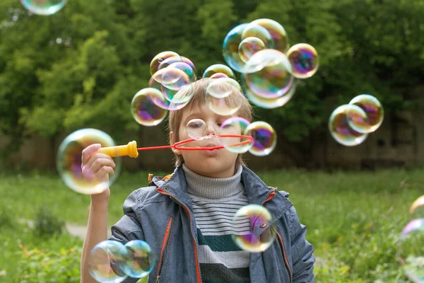 Kleine Schattige Jongen Blaast Zeepbellen Het Park Natuur Vreugdevolle Emoties — Stockfoto