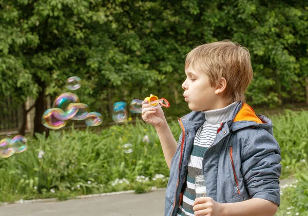 Маленький Милий Хлопчик Надуває Мильні Бульбашки Парку Природі Радісні Емоції — стокове фото