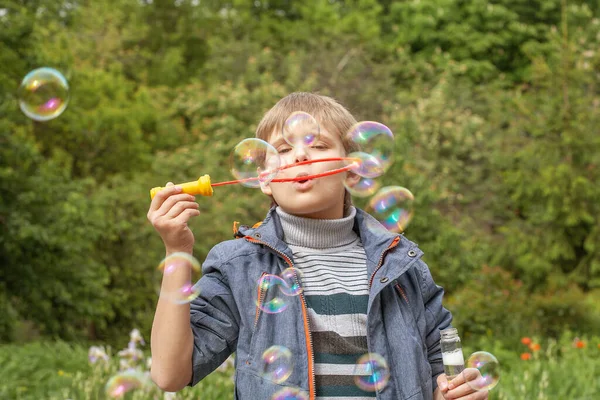 Kleine Schattige Jongen Blaast Zeepbellen Het Park Natuur Vreugdevolle Emoties — Stockfoto