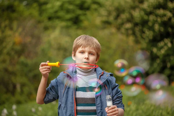 Menino Bonito Infla Bolhas Sabão Parque Natureza Emoções Alegres Uma — Fotografia de Stock