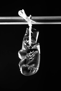 Ringlerde kırmızı boks eldivenleri.